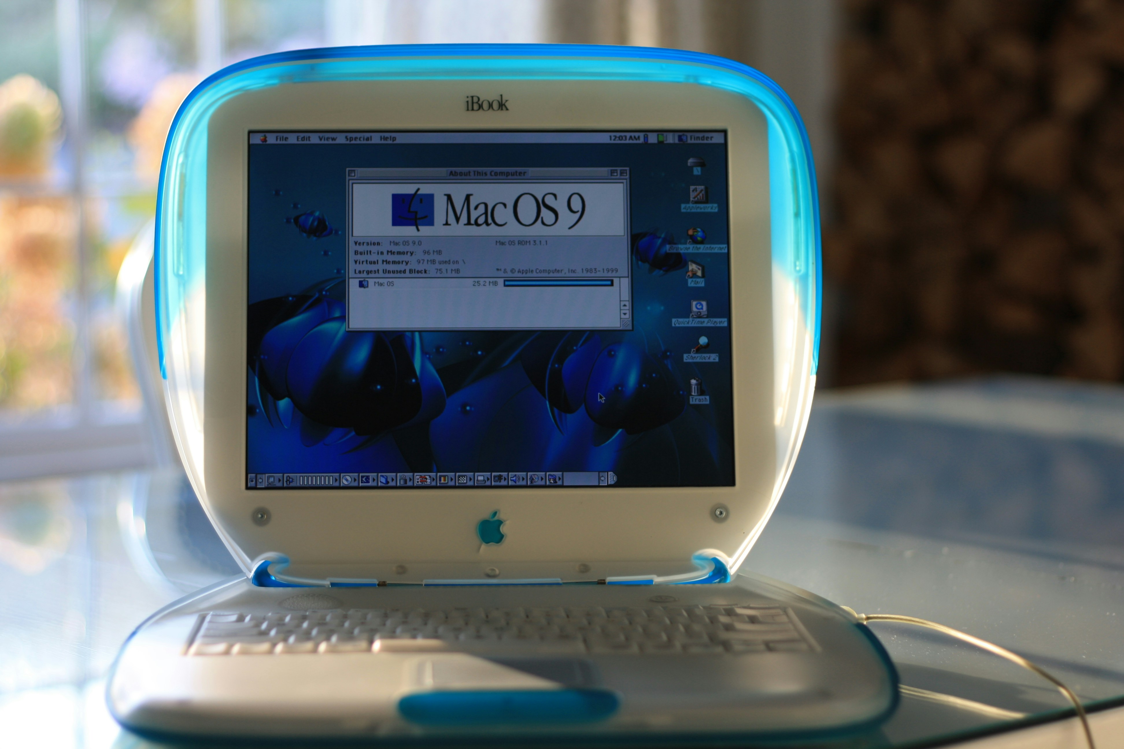 iBook G3 Clamshell Blueberry con Mac OS 9 en pantalla